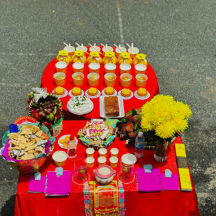 Mâm cúng cô hồn được đặt ở ngoài sân