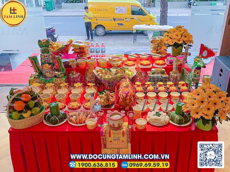 Mâm cúng khai trương thịnh soạn