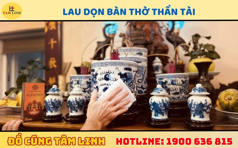 Lau dọn bàn thờ Thần Tài