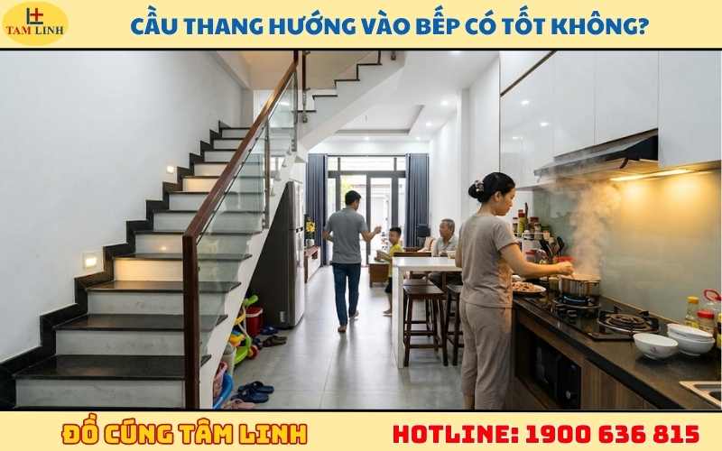 cau-thang-huong-vao-bep-co-tot-khong